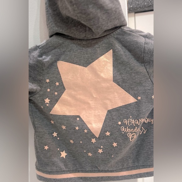 💫GUESS Baby's Long Sleeves Hooded Sweater w/heart Graphic - Picture 2 of 9